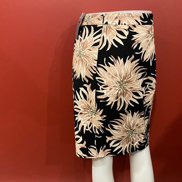 Ann Taylor Women's Black Floral Pencil Skirt with Stretch - Size 8P - NWT - Picture 2 of 3